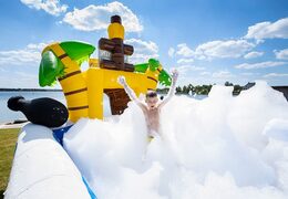 Acquista il gonfiabile con il tema pirata della JB Bubble e organizza la tua festa schiuma facile da posizionare e utilizzare