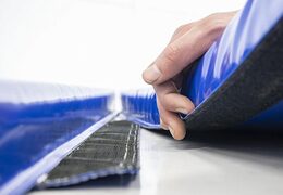 Blauwe valmat om bij springkussen te leggen voor de veiligheid bestellen